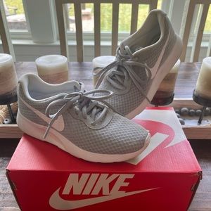 Nike Tanjun Size 6 - Like New - Only Worn 2-3 Times.        Smoke-Free Home